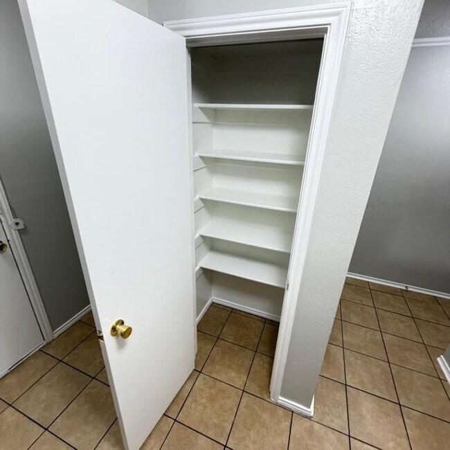 Building Photo - 2640 Glenmore Dr