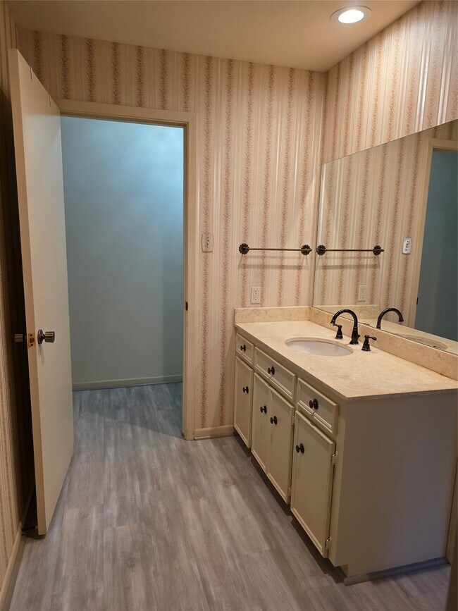 Building Photo - 406 Fox Briar Ln