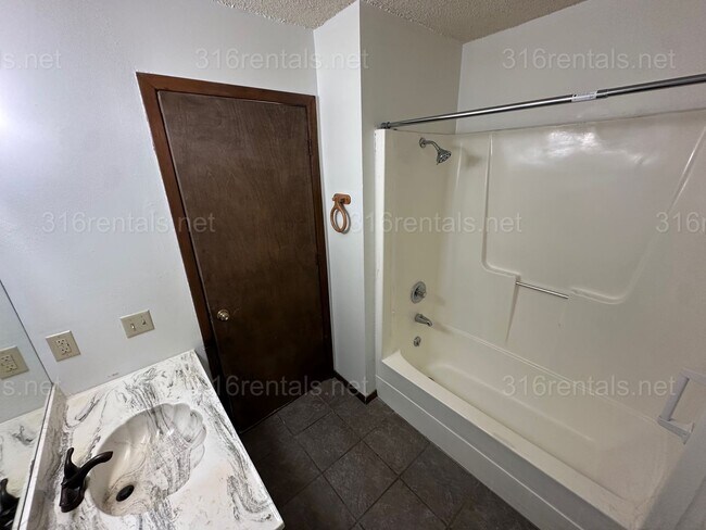 Building Photo - $850 - 2 bed 1 bath - Duplex