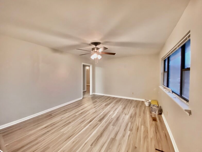 Huge living room - 9 Coburn Dr