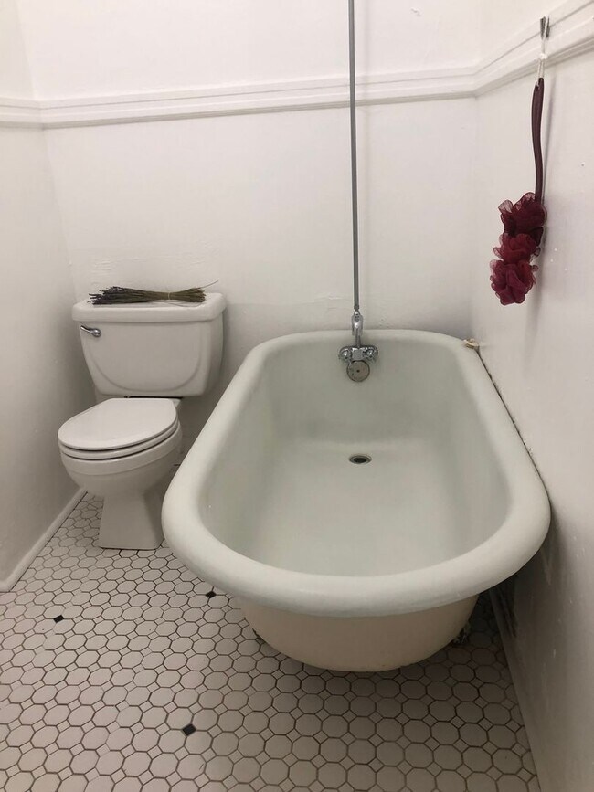 Building Photo - Cute CORNER 1 BR- high ceilings, clawfoot tub, up to 3 pets! $500 Security Deposit