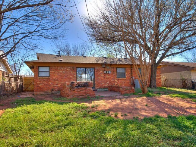 Building Photo - 837 Briarlane Rd