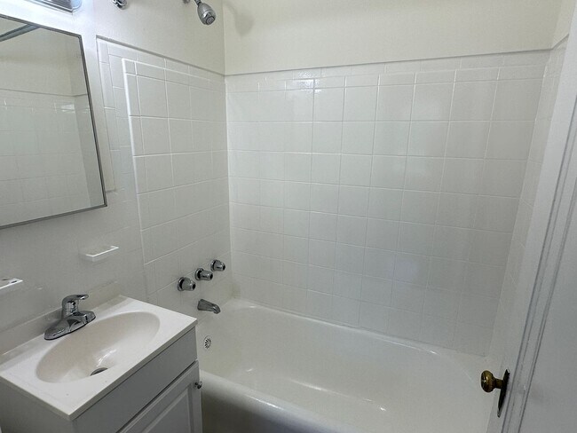 Building Photo - Marlyn Apts 202: 1 Bed 1 Bath