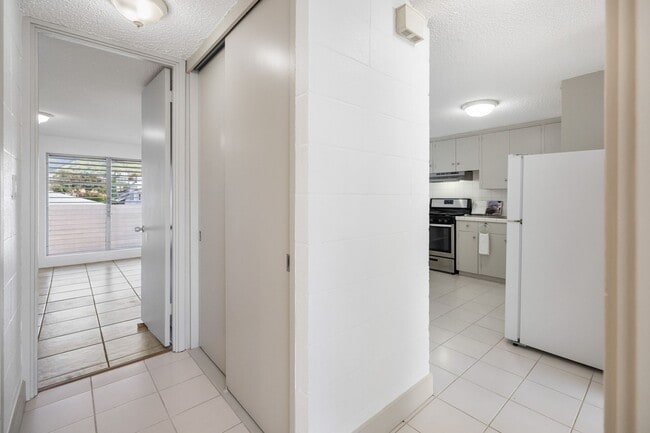 Building Photo - *** Newly Upgraded 3 bedroom / 1 bath Great Location/Amazing Price!!Must see!!Don't Miss Out (Uni...