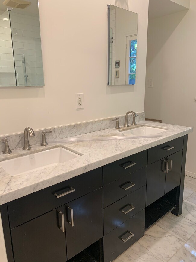 Building Photo - 3781 Greenwood Ave