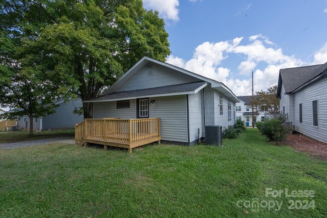 Building Photo - 623 W Cemetery St