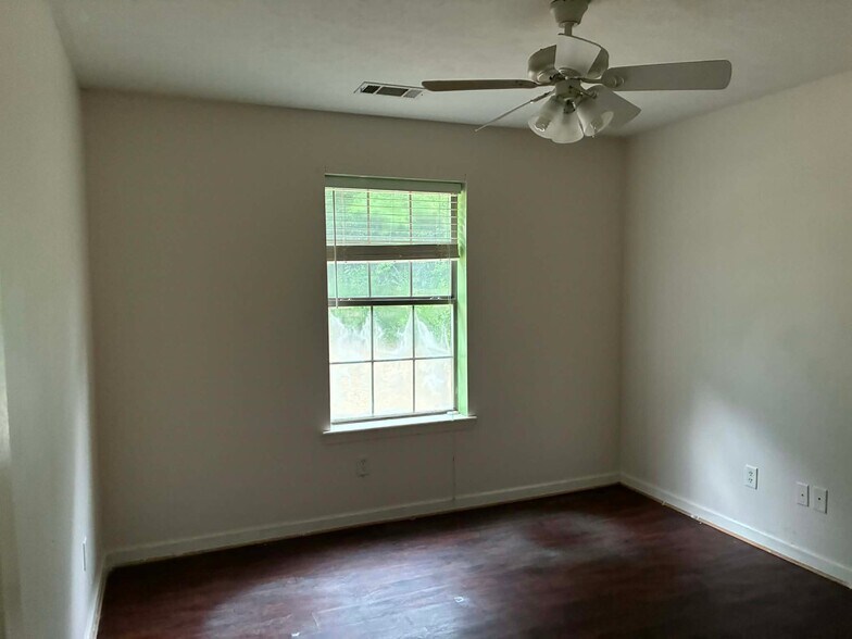 Building Photo - 71 Rosebud Cir