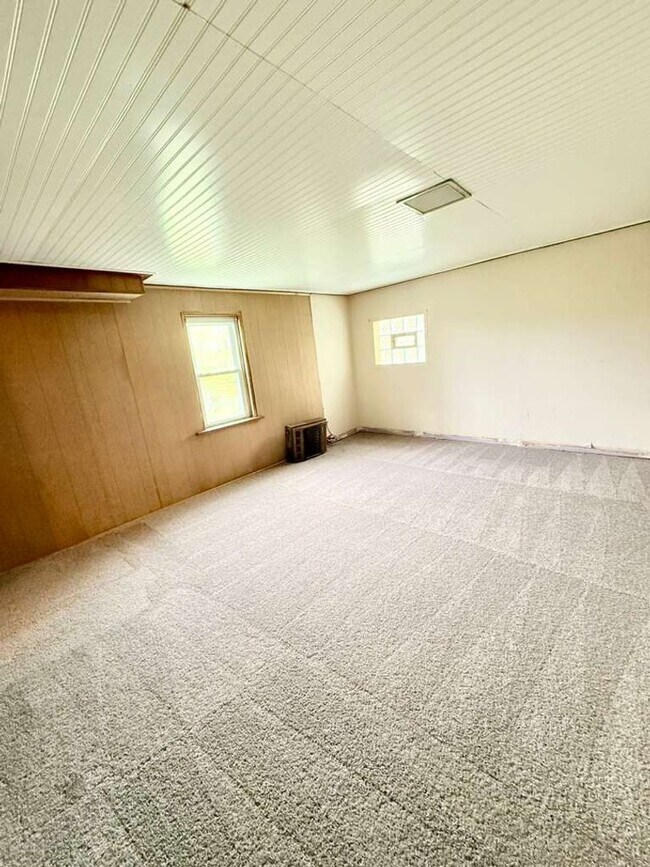 Building Photo - Spacious 2 bedroom house in Penn Hills!!!