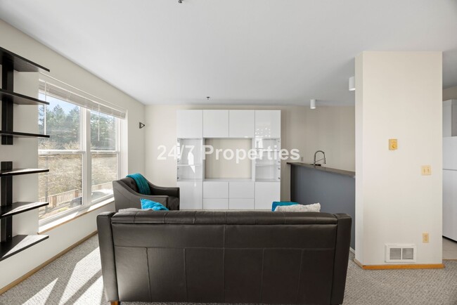 Building Photo - Hilltop 1BD I 1BA Condo + FREE month of re...