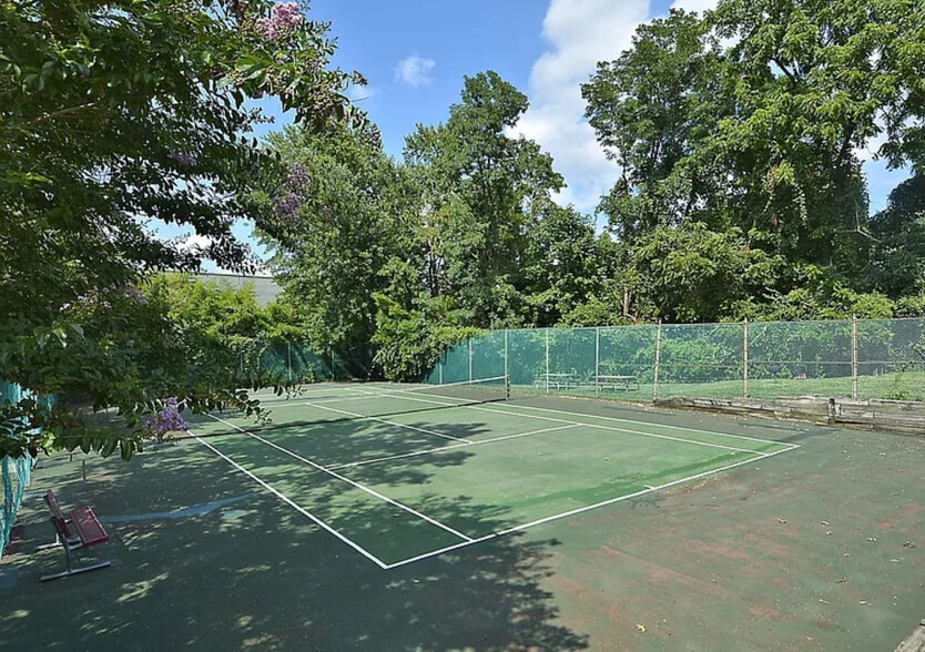 Tennis courts - 11801 Rockville Pike