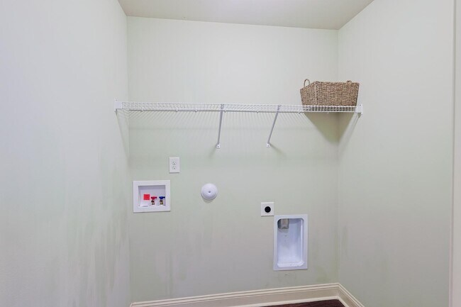 Building Photo - 1628 Mount Rainer Dr