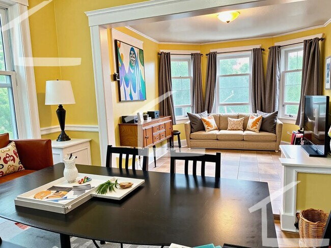 Building Photo - Nice large 3 bed unit located near Porter ...