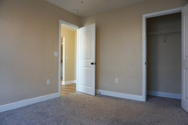 Building Photo - 141 Bronze Cir