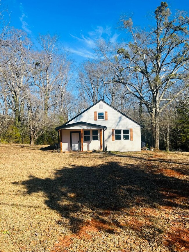 Building Photo - Charming 2-Bedroom, 1-Bath Home on Almost ...