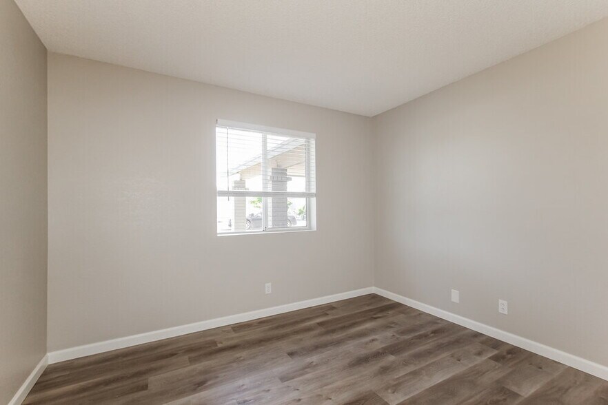 Building Photo - 560 E Morrow Dr