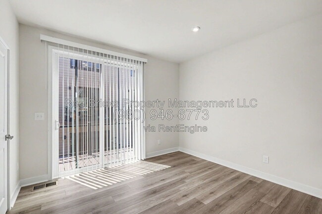 Building Photo - 1007 Simcoe Ln