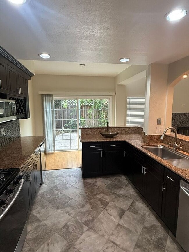 Building Photo - Beautiful Spacious 4-bedroom, 2.5-bathroom...