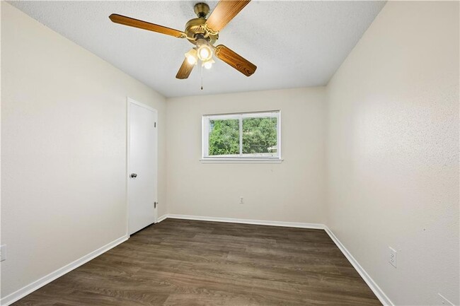 Building Photo - 103 Candy Cir