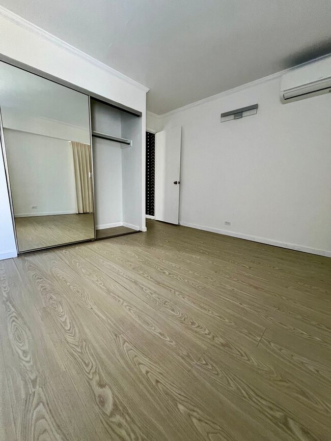 Building Photo - Spacious 1Bed 1Bath 1Parking Stall With La...