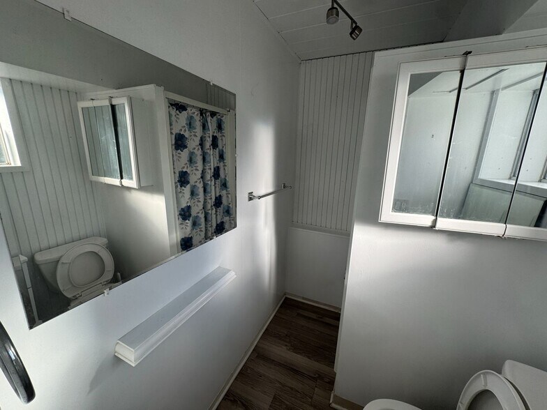 Building Photo - 160 College Ave