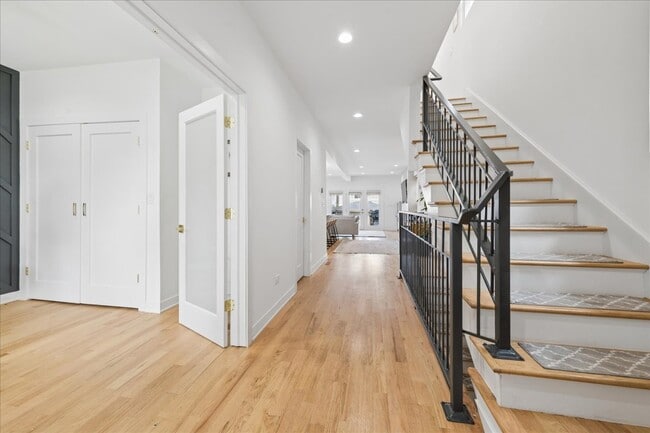 Building Photo - 3424 W Beach Ave