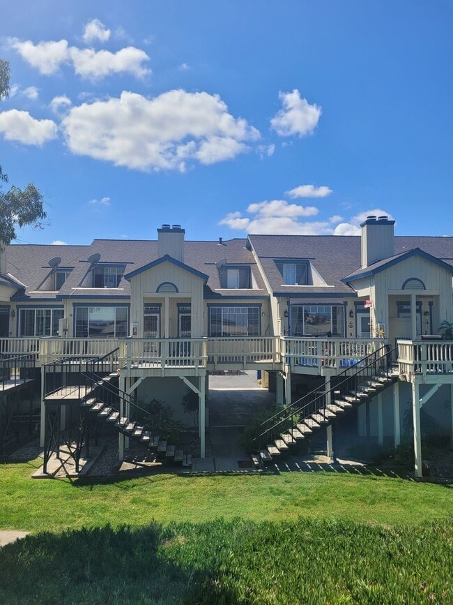 Building Photo - 3-bed 2-bath townhouse with a breathtaking...
