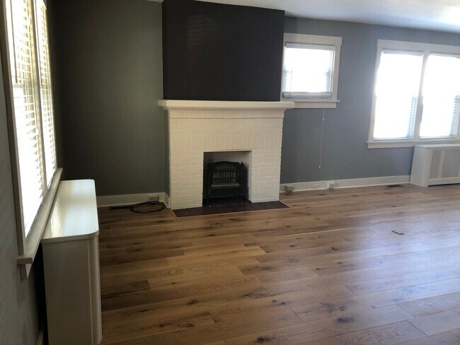 Building Photo - Beautifully Rehabbed Central Oakmont apart...