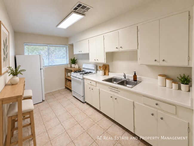 Building Photo - 10648 N 15th Ave