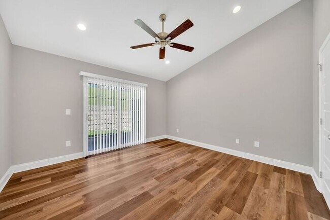 Building Photo - Hillrise III - 2 BR/1.5 Bath One Level with Attached Garage