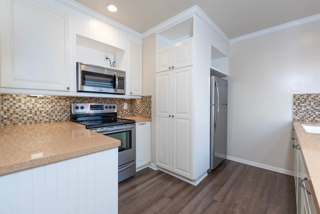 Building Photo - Updated private 2 bedroom/2.5 townhouse in...