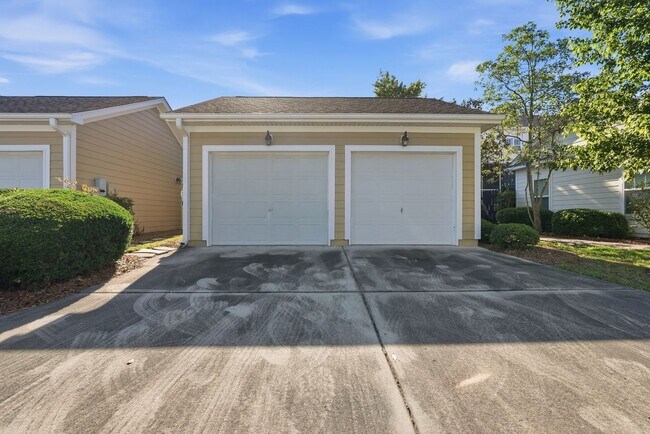 Building Photo - 313 Lakeview Dr