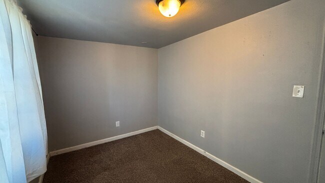 Building Photo - Three Bedroom, Two Bathroom Home in East H...