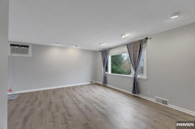 Building Photo - 95 Grove St