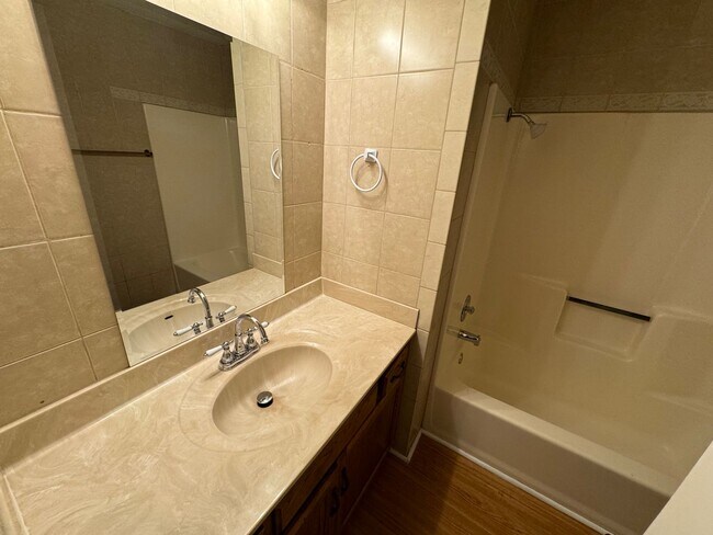 Building Photo - SPACIOUS DUPLEX in Southeast Springfield w...