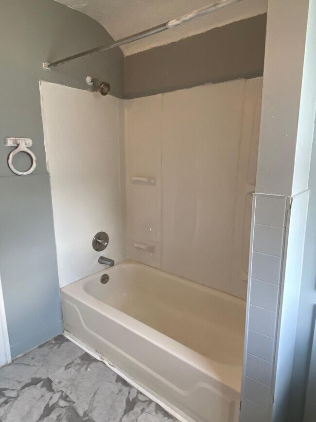 Building Photo - Charming Single-Family Home for Rent in Bedford — Quiet Street, Great Location!