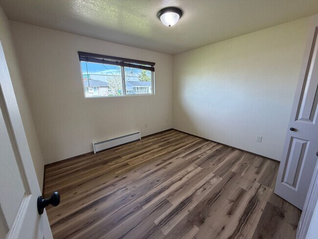 Building Photo - 2 Bedroom 1 bath tri-plex