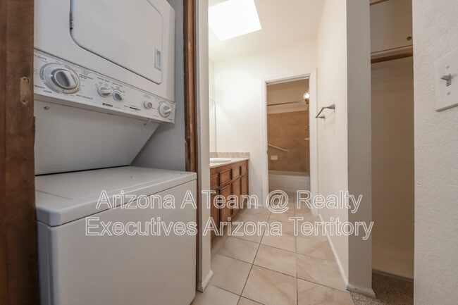 Building Photo - 8271 N Oracle Rd