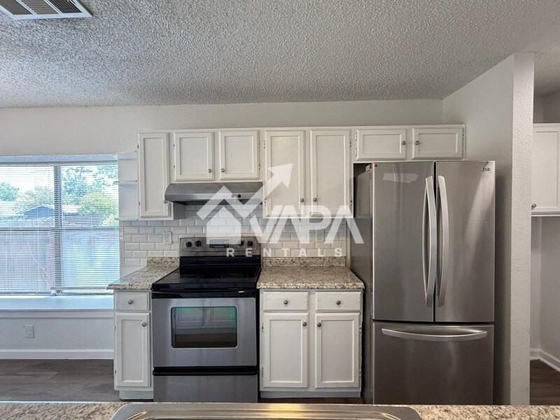 Building Photo - 826 Thrasher Dr
