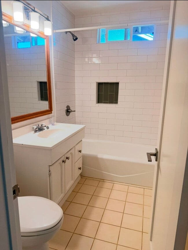 Building Photo - Stunning 4 Bedroom, 2 Bathroom House