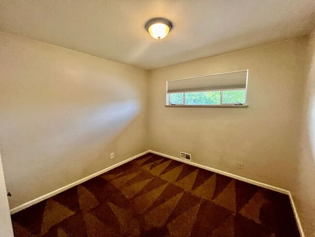 Building Photo - ** Move in Special** 3 bed 2 bath Ranch w/...