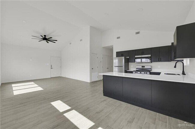 Building Photo - 23 Robin Rd