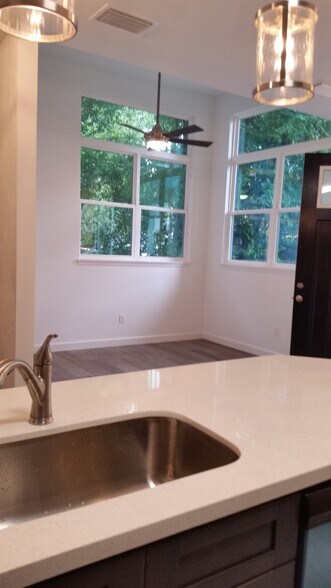 island to LR - 304 NW 15th Ter