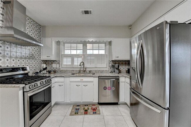 Building Photo - 8 Highland Ln