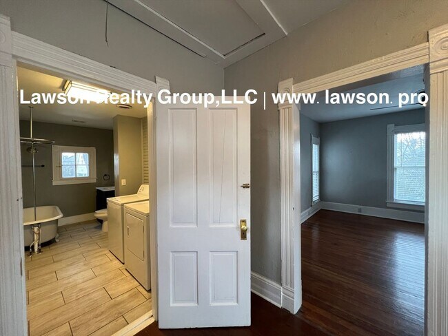 Building Photo - 360 Mountain Ave SW