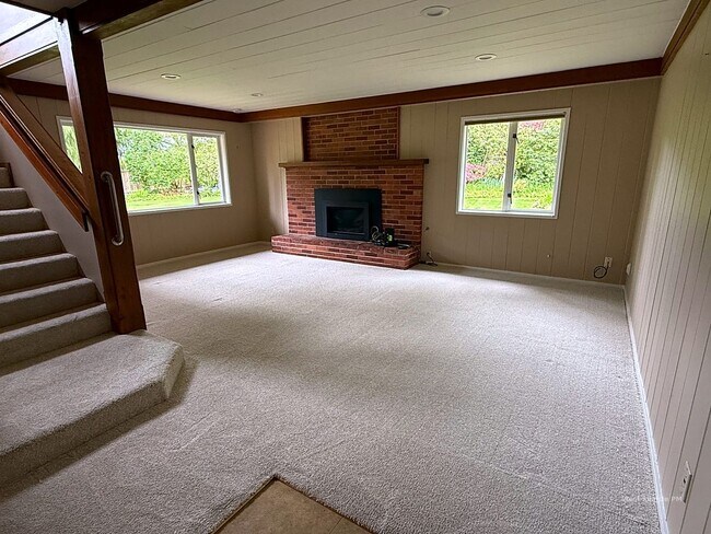 Building Photo - 6BR Classic Mid-Century Medina Home! Yard Service Included!