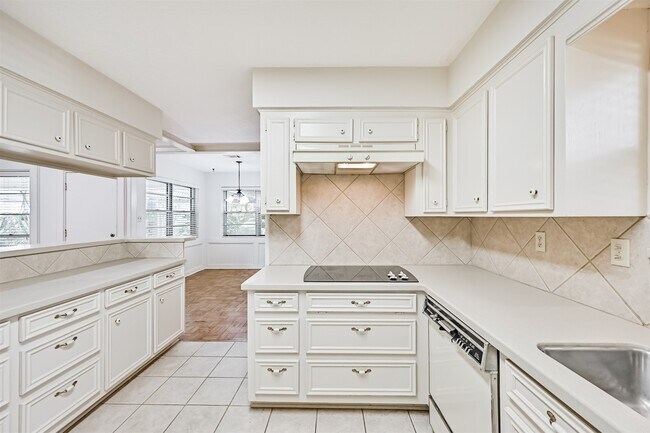 Building Photo - 2005 La Salle Ln