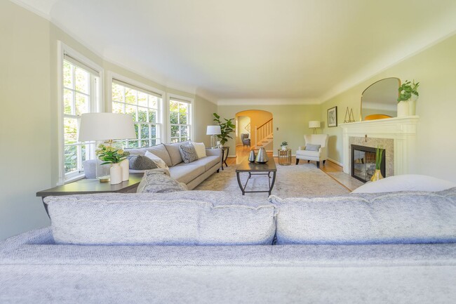 Building Photo - Enchanting Portland Heights 5BD House: You...