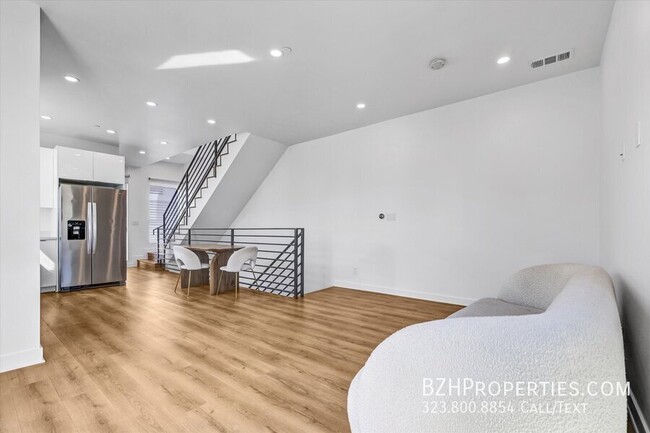 Building Photo - Gorgeous Modern Townhouse In Prime Mid-City