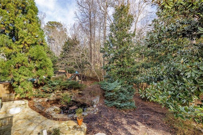 Building Photo - 2075 Willshire Glen