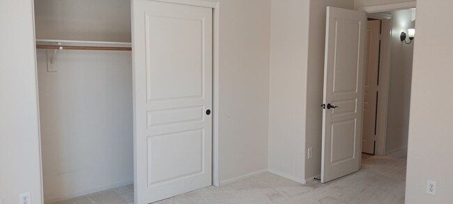 Building Photo - Spacious Two Story 4 Bed/3 Bath with Large...
